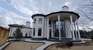 Деревянные окна с раскладкой в коттедже
